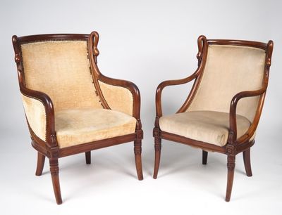 paire de fauteuils français du XIXe siècle en noyer, avec assises rembourrées