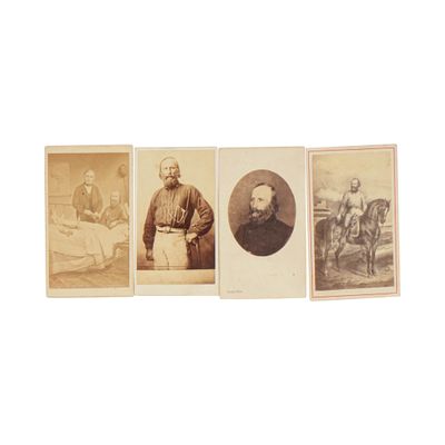 quatre photographies anciennes représentant des hommes et des femmes assis sur une chaise