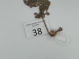 gros plan d'un collier sur une surface blanche avec une étiquette de prix