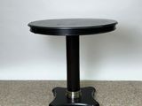une table noire avec un piètement noir et un plateau noir