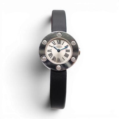 gros plan d'une montre-bracelet avec des chiffres romains