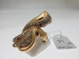 une photo d'une bague en or sertie de diamants, avec une étiquette indiquant le prix