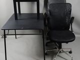un bureau et une chaise dans un coin de la pièce