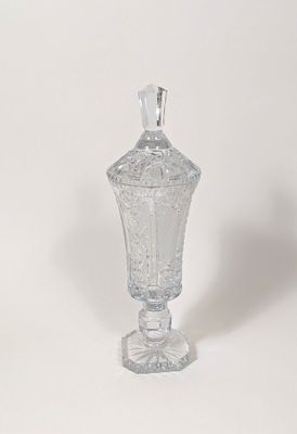 Coupe couverte en cristal à corps fuselé sur piedouche.