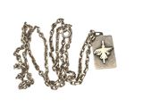 Collier plaqué argent avec une breloque en forme d'oiseau sur une chaîne