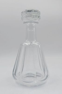 une bouteille en verre transparent munie d'un petit bouchon sur le dessus