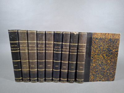 six vieux livres sont alignés sur une table