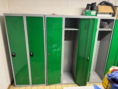 deux casiers verts dans une pièce aux carreaux jaunes