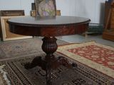 a table that is sitting on a rug in a room