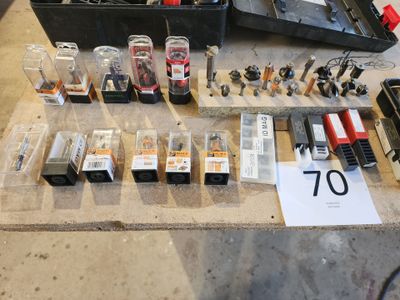 de nombreux types d'appareils électriques posés sur une table