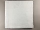 un gros plan sur une serviette blanche ornée d'un monogramme