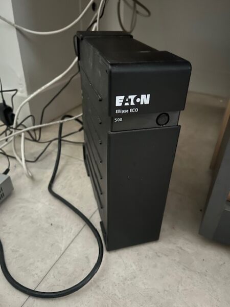 Un onduleur EATON. On y joint une switch ethernet NETGEAR GS…