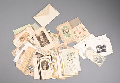 de nombreuses cartes et enveloppes disposées sur la table