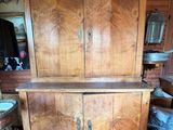 une armoire en bois avec une porte sur le dessus, dans une pièce