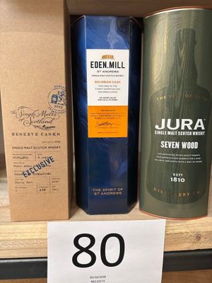 deux bouteilles de Jura et sept bouteilles de Wood sur une étagère dans un magasin