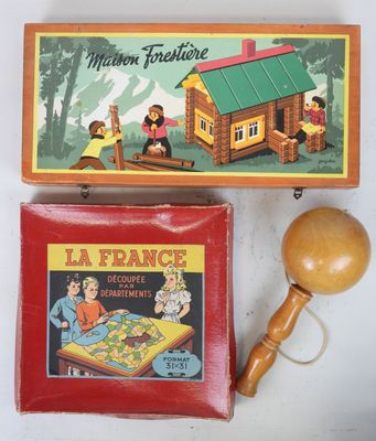 une petite boîte en bois sur laquelle est représentée une maison