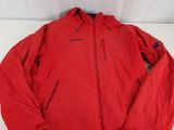 une veste rouge posée sur une table blanche