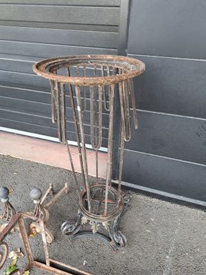 un panier métallique posé par terre à côté d'un vélo
