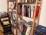 une bibliothèque remplie de livres et une chaise dans un coin