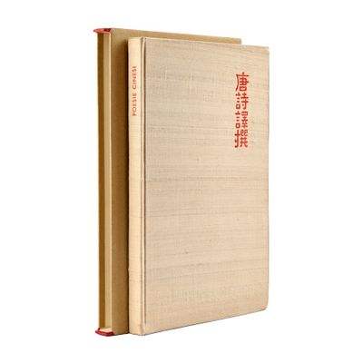 un vieux livre portant des caractères chinois, posé sur une surface blanche