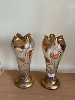* Paire de vases en verre satiné à décor peint et doré.
