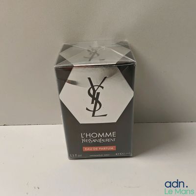 une image représentant un coffret de parfum posé sur une table