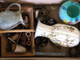 une boîte remplie d'objets divers qui s'y trouvent