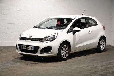 la petite voiture blanche est garée dans une grande pièce