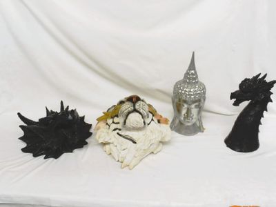 trois figurines posées sur un tissu blanc