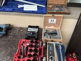 de nombreux outils posés sur une table