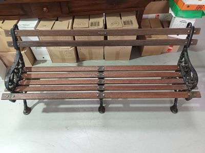 un banc en bois posé devant une pile de cartons