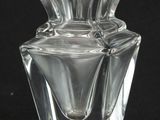 un vase en verre posé sur une surface noire