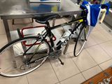 un vélo posé sur une table dans la cuisine