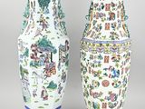 paire de vases chinois ornés de motifs orientaux sur fond gris