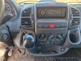le tableau de bord d'une voiture, avec une radio et un volant