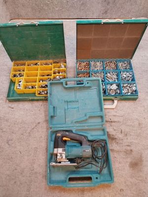 deux outils dans un coffret vert posé par terre