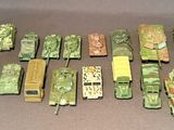tout un tas de petits véhicules militaires miniatures posés sur une table
