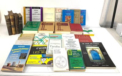 de nombreux livres qui se trouvent ensemble sur la table