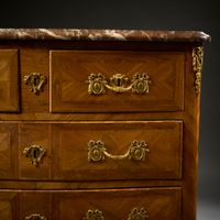 Commode à façade cintrée en placage de bois de rose dans des… (photo 3)