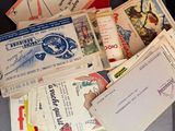 une pile de vieilles cartes postales posée sur un lit