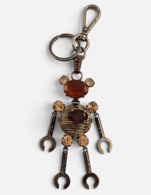 une image représentant un porte-clés orné d'un robot composé d'outils