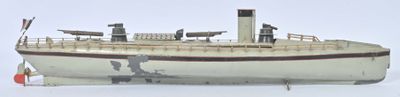 une petite maquette de bateau exposée sur une table