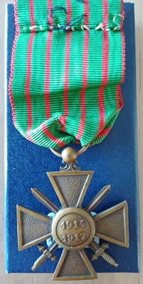 une médaille ornée d'une croix, posée sur une table
