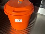 un seau orange posé sur un évier en inox