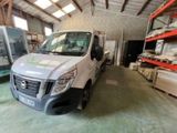 une camionnette garée dans un entrepôt