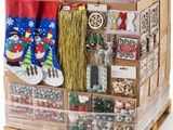 une palette en bois décorée de décorations de Noël