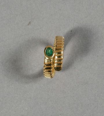 l'image d'une bague en or ornée d'une pierre verte