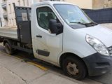 un camion blanc garé sur le bord de la route