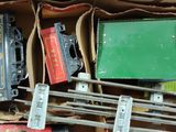 une boîte remplie d'un assortiment de petits trains et d'autres objets