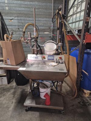 une machine posée sur une table dans un garage